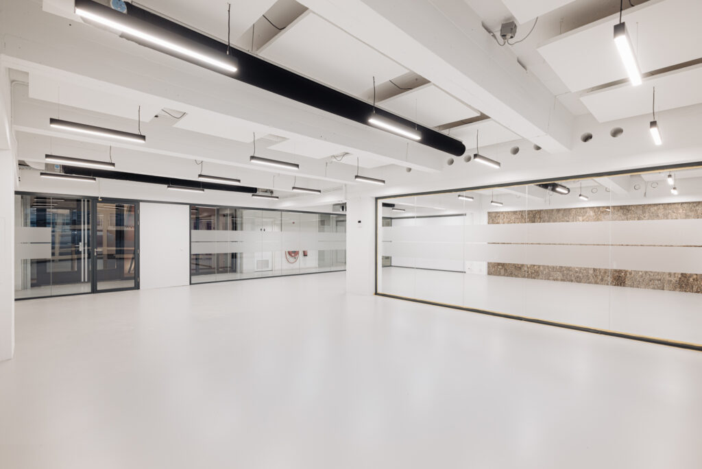 Strak, modern kantoorpand aan de Generaal Vetterstraat met glazen wanden en minimalistisch interieur.